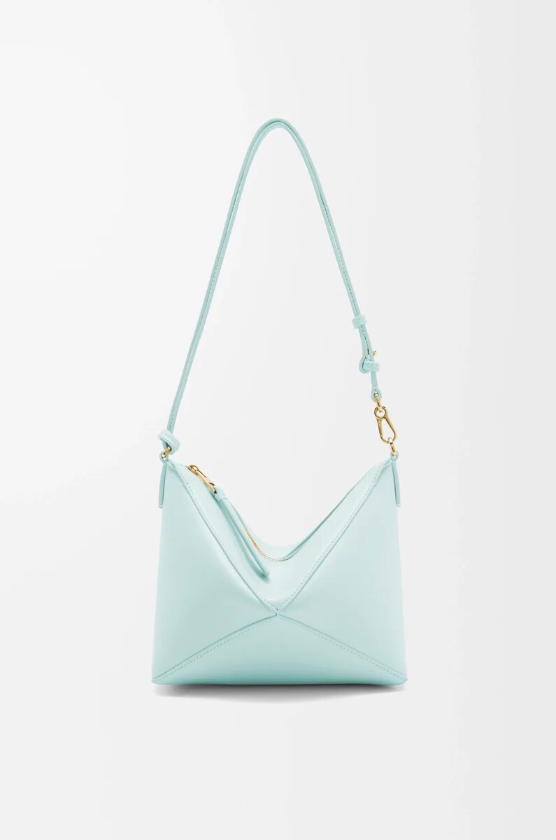 puzzle fold tasche aus glänzendem nappa-kalbsleder in der farbe blue iceberg