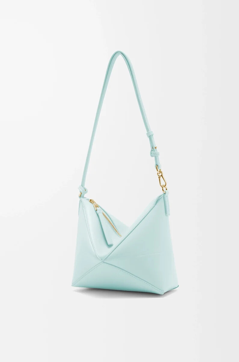 puzzle fold tasche aus glänzendem nappa-kalbsleder in der farbe blue iceberg