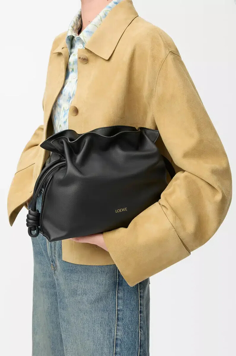 mittelgroße flamenco-clutch aus schwarzem nappa-kalbsleder
