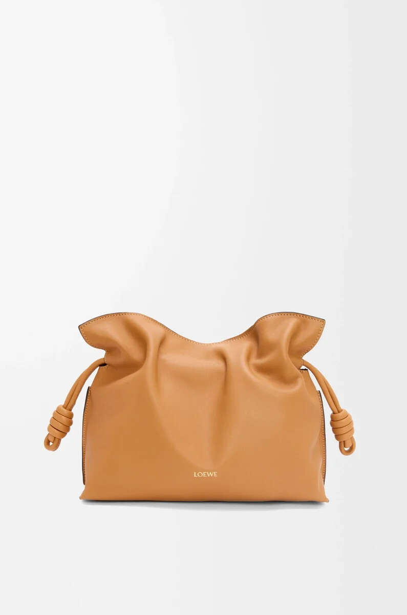 mittelgroße flamenco-clutch aus nappa-kalbsleder farbe warm desert