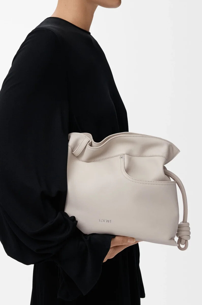 panta flamenco clutch in mittlerer größe aus glänzendem kalbsleder in der farbe light ghost