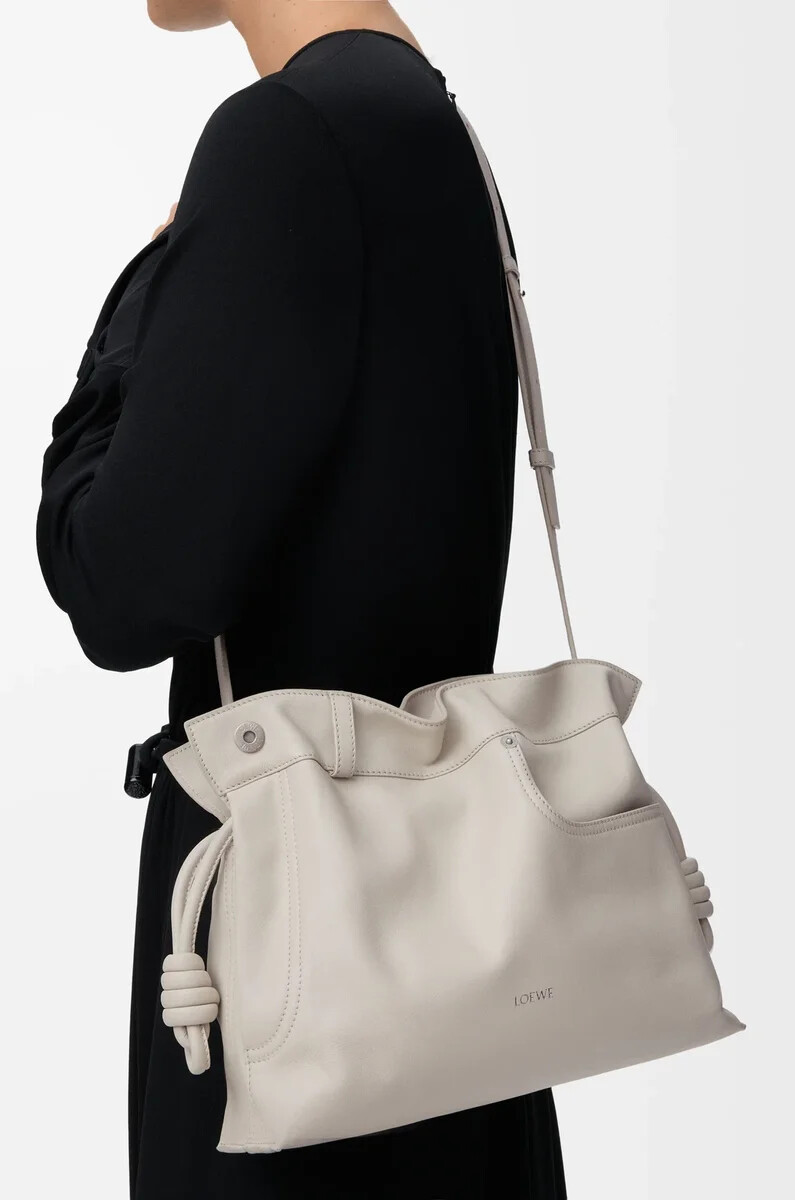 panta flamenco clutch in mittlerer größe aus glänzendem kalbsleder in der farbe light ghost