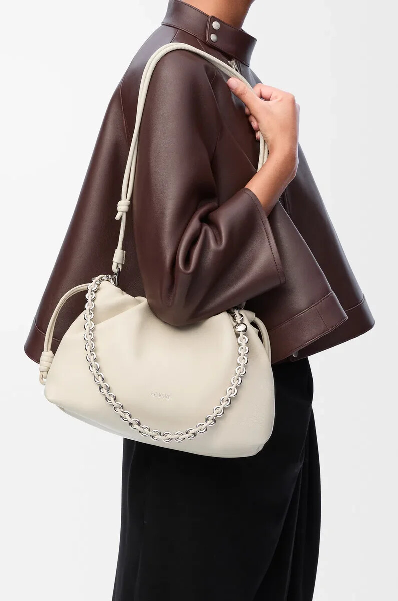 mittelgroße flamenco-handtasche aus weichem nappa-lammleder in meersalz
