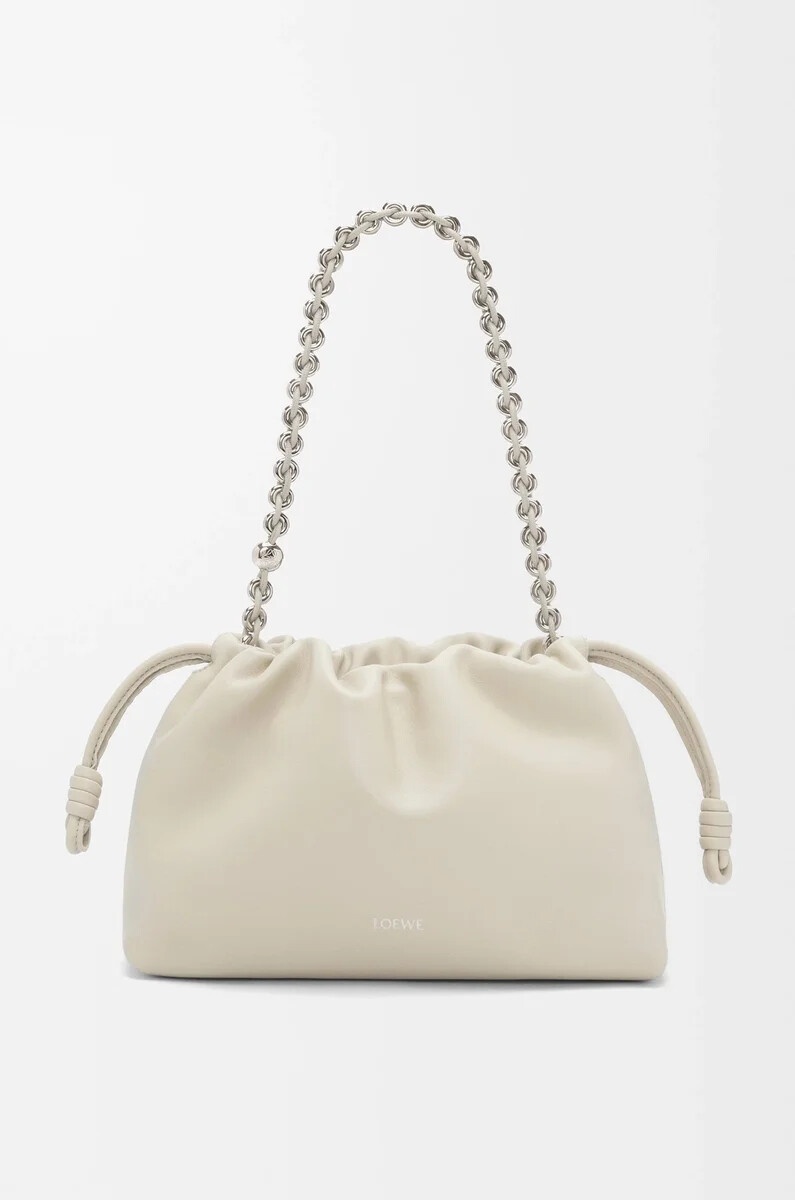 mittelgroße flamenco-handtasche aus weichem nappa-lammleder in meersalz