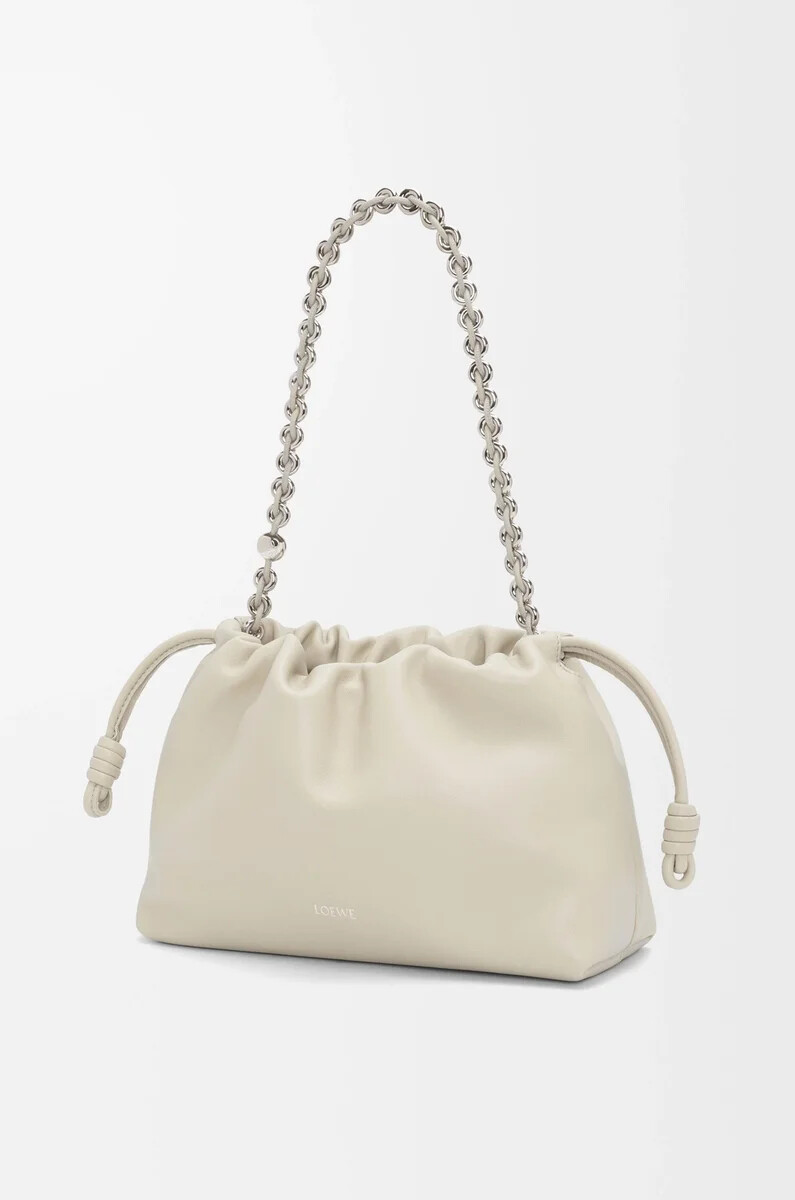 mittelgroße flamenco-handtasche aus weichem nappa-lammleder in meersalz