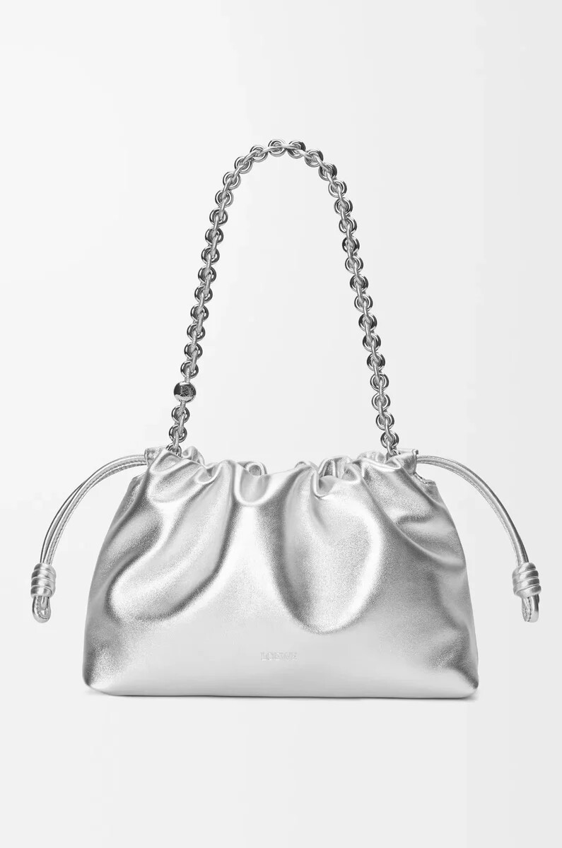 mittelgroße flamenco-handtasche aus laminiertem lammleder silber