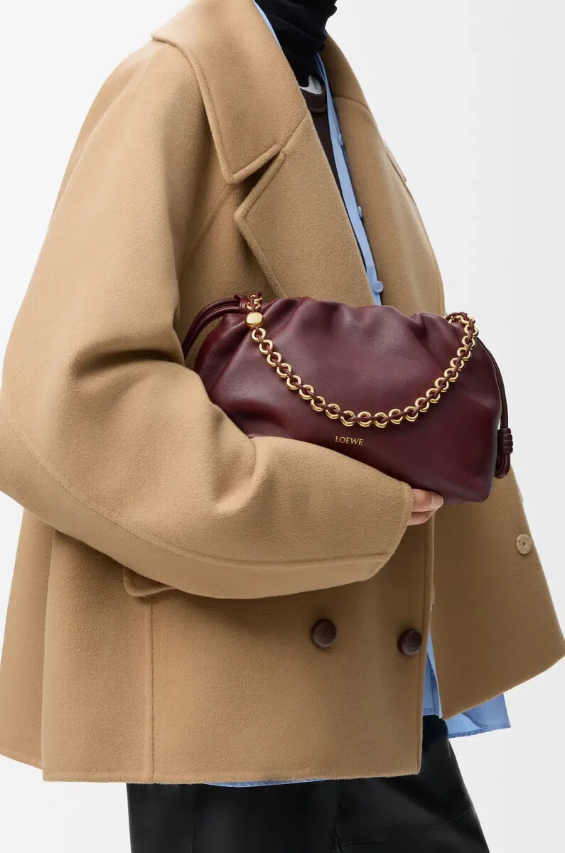 mittelgroße flamenco-handtasche aus weichem nappa-lammleder in dunkelburgunderrot