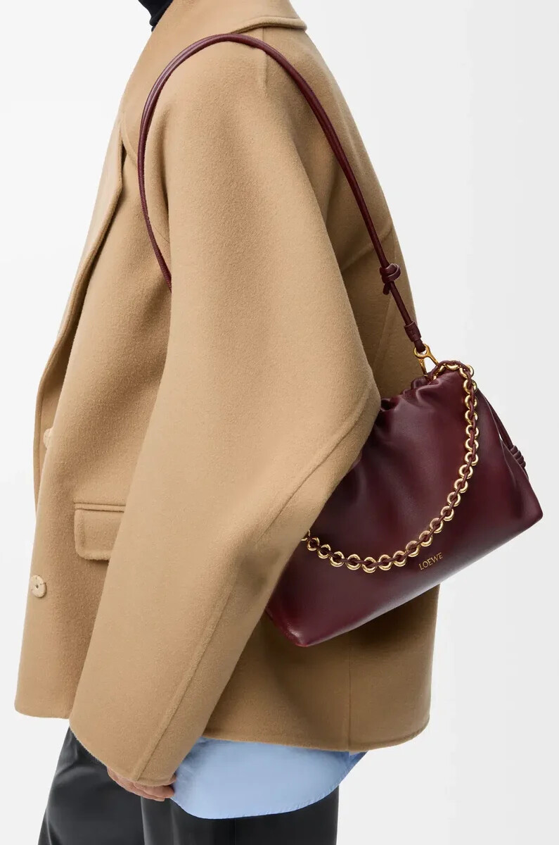 mittelgroße flamenco-handtasche aus weichem nappa-lammleder in dunkelburgunderrot