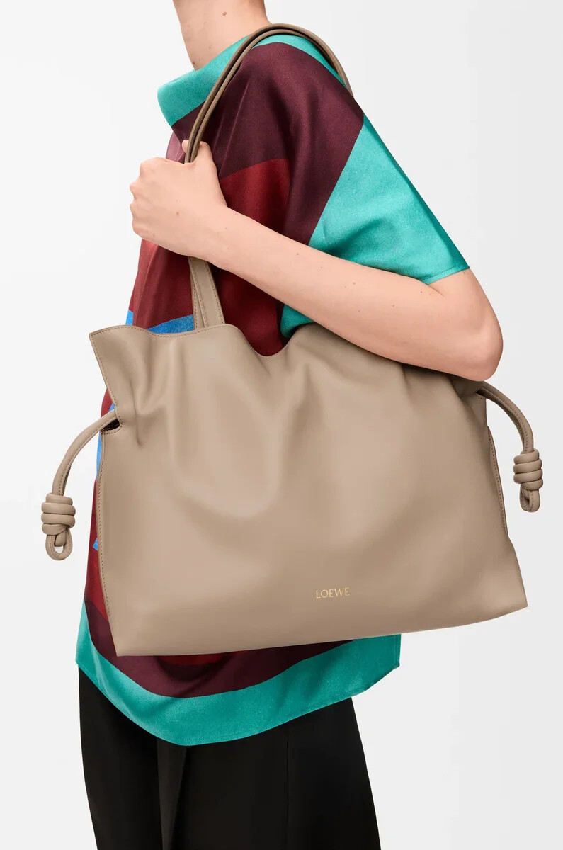 große flamenco-clutch aus nappa-kalbsleder sand