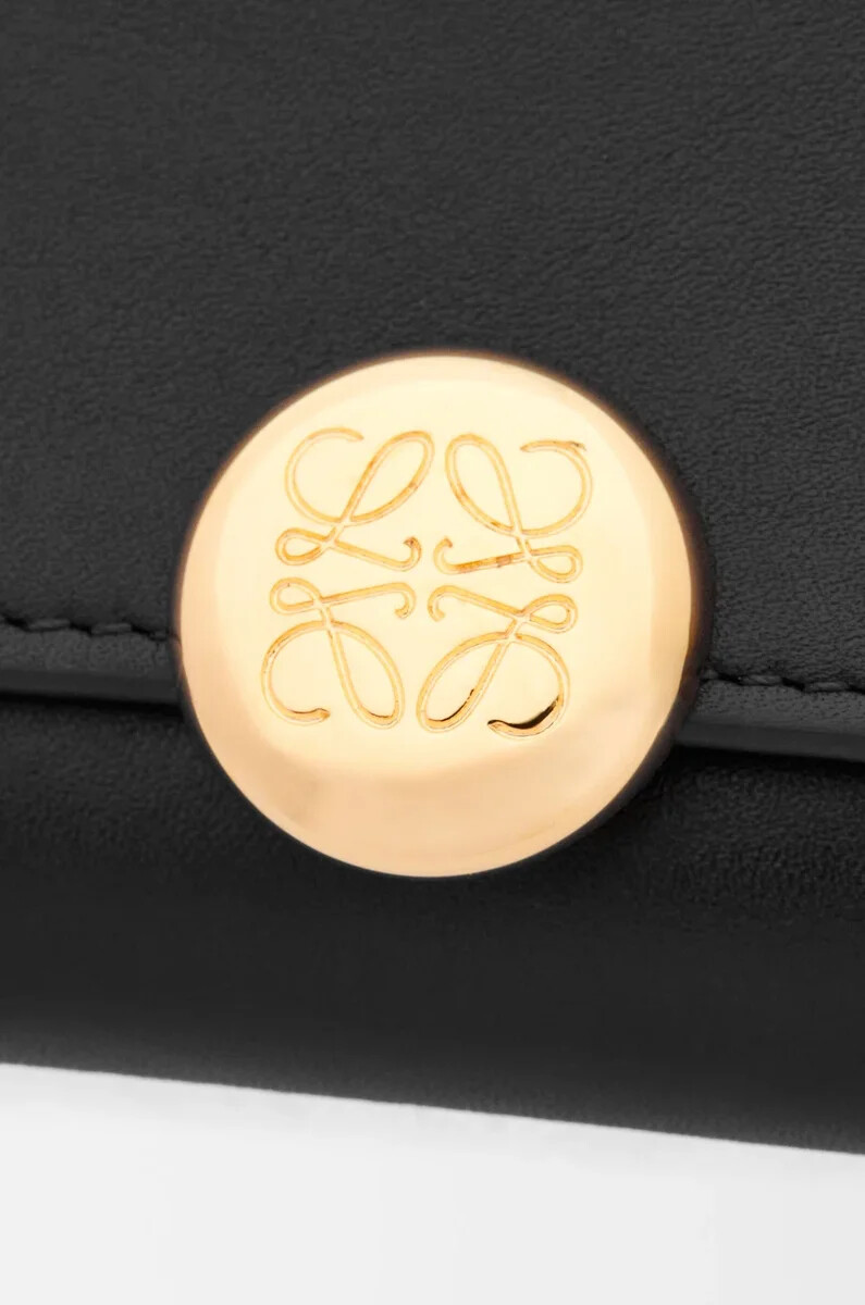 pebble continental portemonnaie aus glänzendem nappa-kalbsleder schwarz