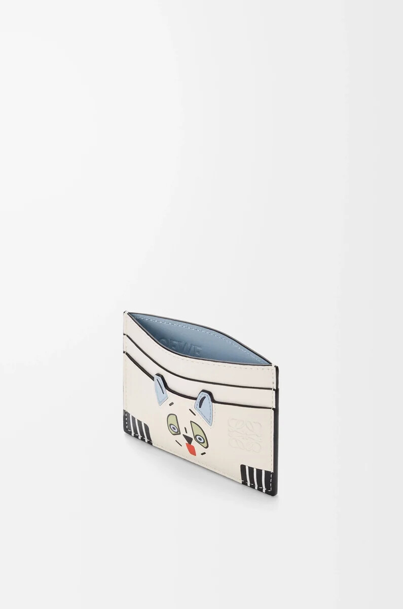 futuristisches katzen-kartenetui schlicht aus klassischem kalbsleder in soft white