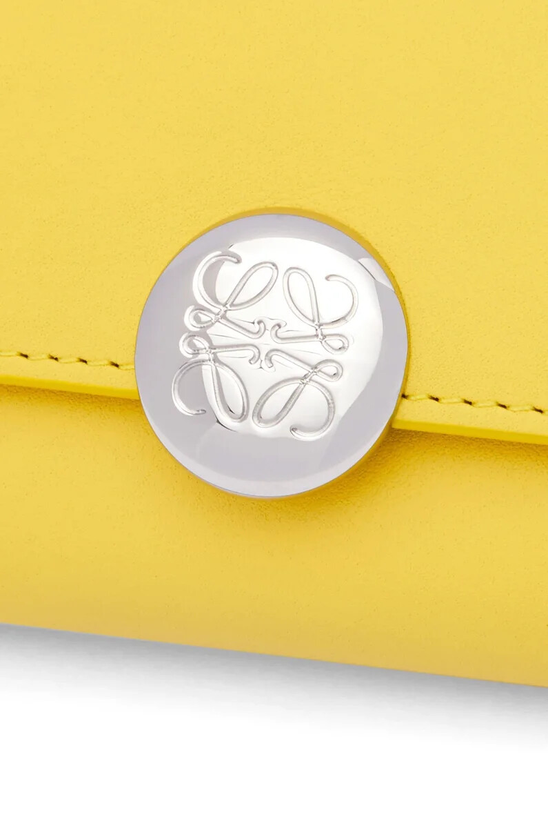 kleine vertikale geldbörse „pebble aus glänzendem nappa-kalbsleder modell „baby corn