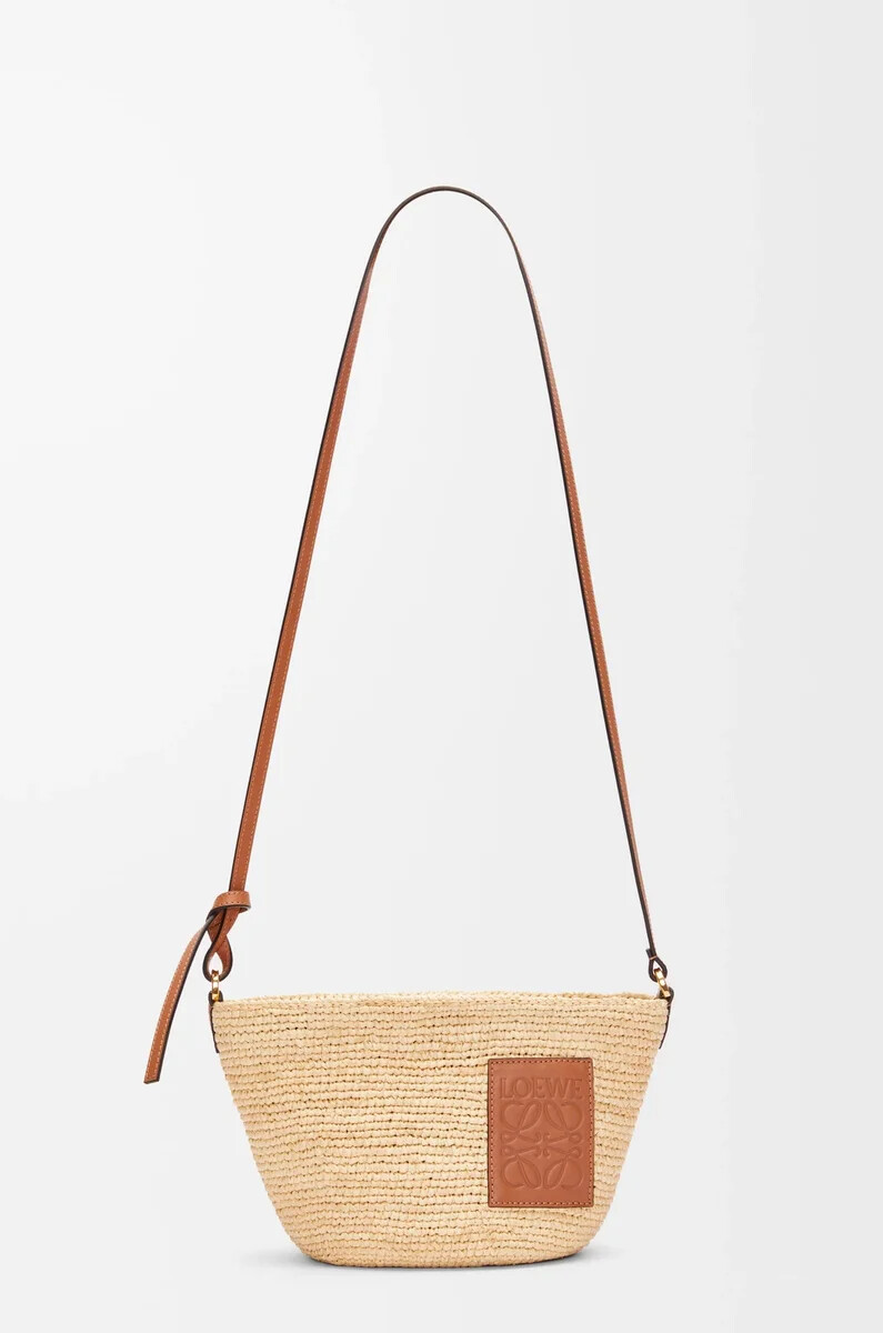 schlitz-pochette aus bast und kalbsleder naturhellbraun