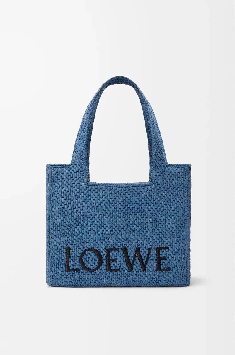 mittelgroße loewe font tragetasche aus hellblauem bast