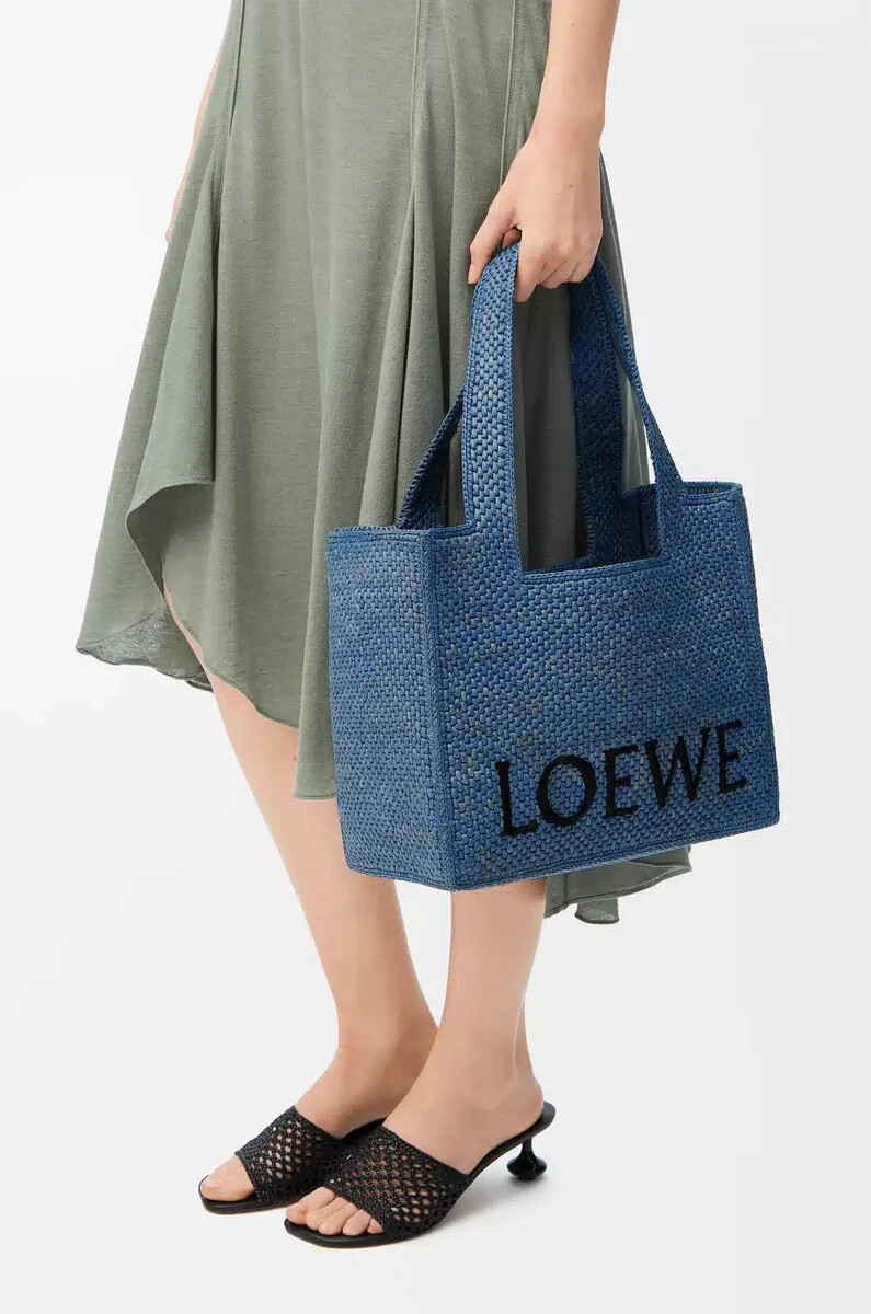 mittelgroße loewe font tragetasche aus hellblauem bast
