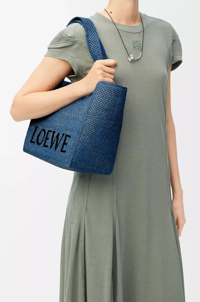 mittelgroße loewe font tragetasche aus hellblauem bast
