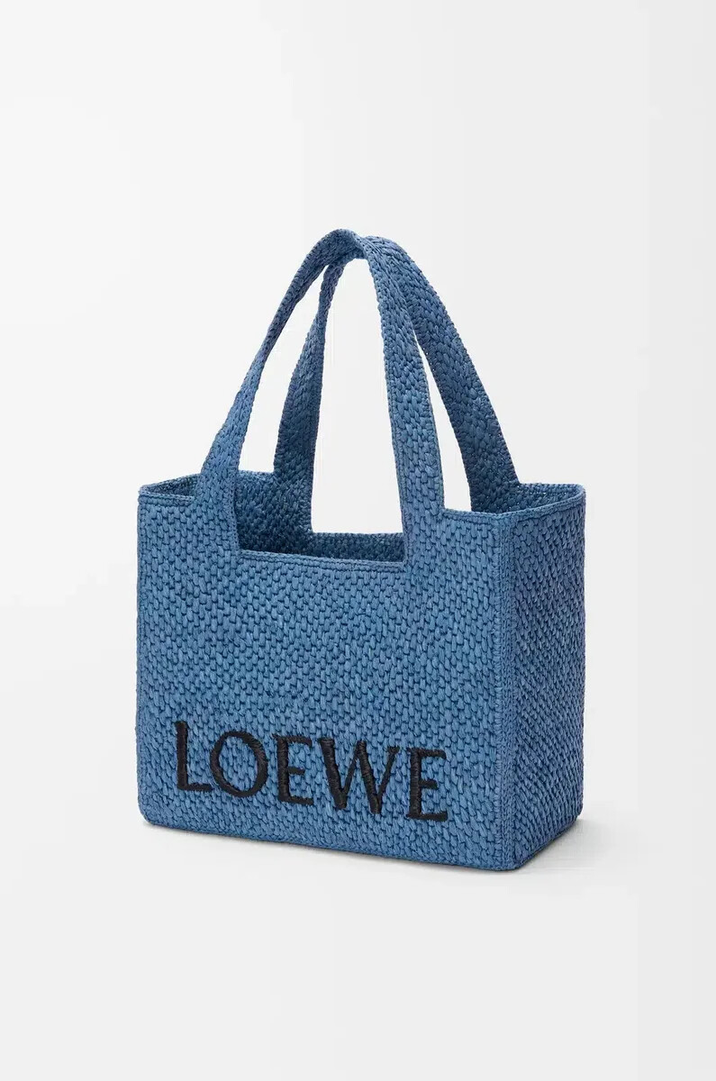 mittelgroße loewe font tragetasche aus hellblauem bast