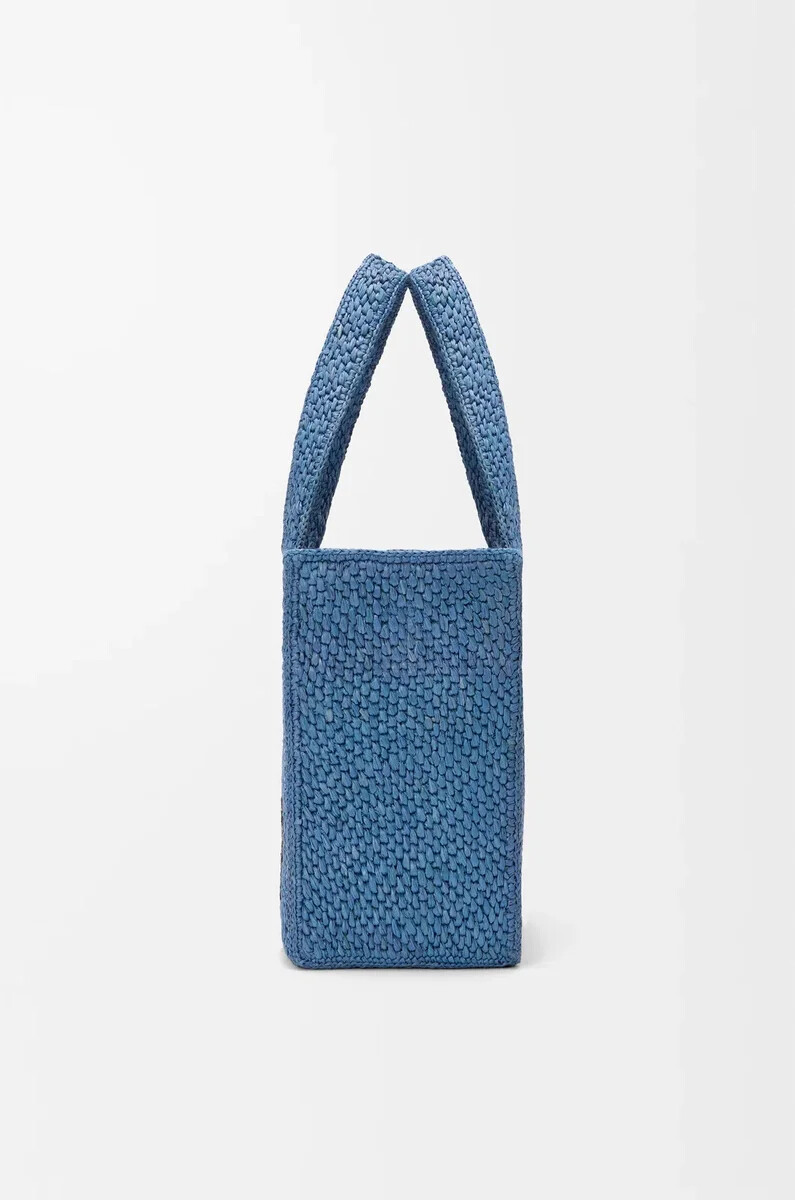 mittelgroße loewe font tragetasche aus hellblauem bast