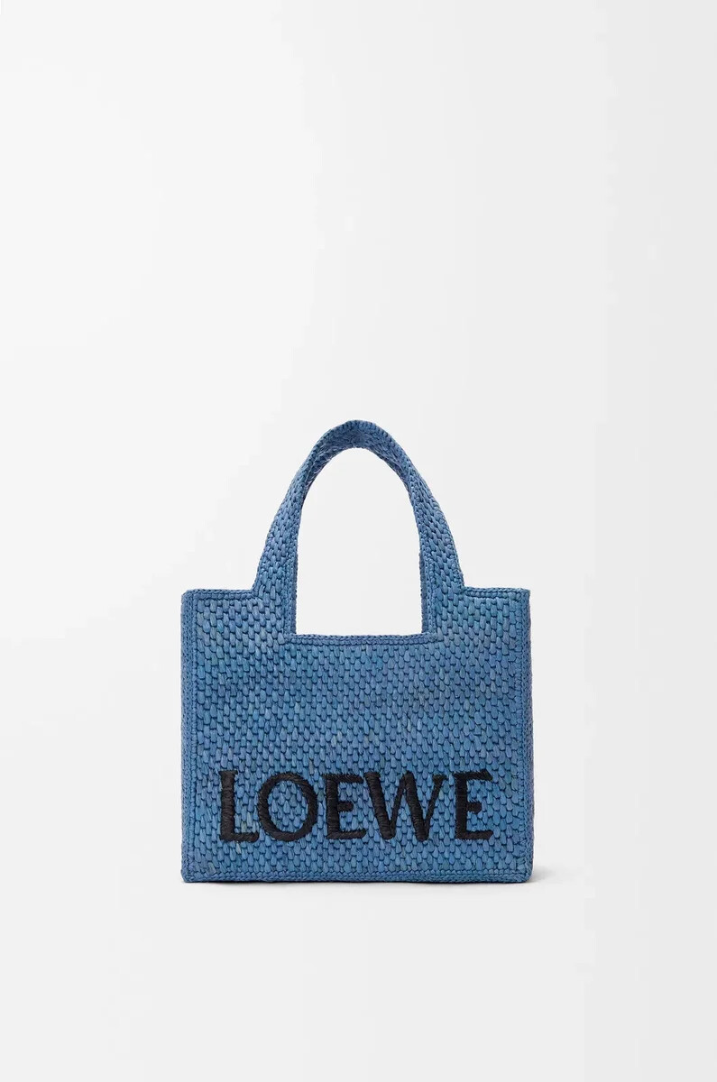 mini loewe font tote in bast hellblau