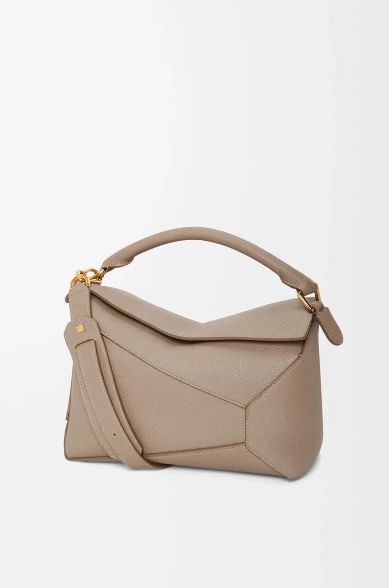 mittelgroße puzzle edge tasche aus weichem genarbtem kalbsleder sand