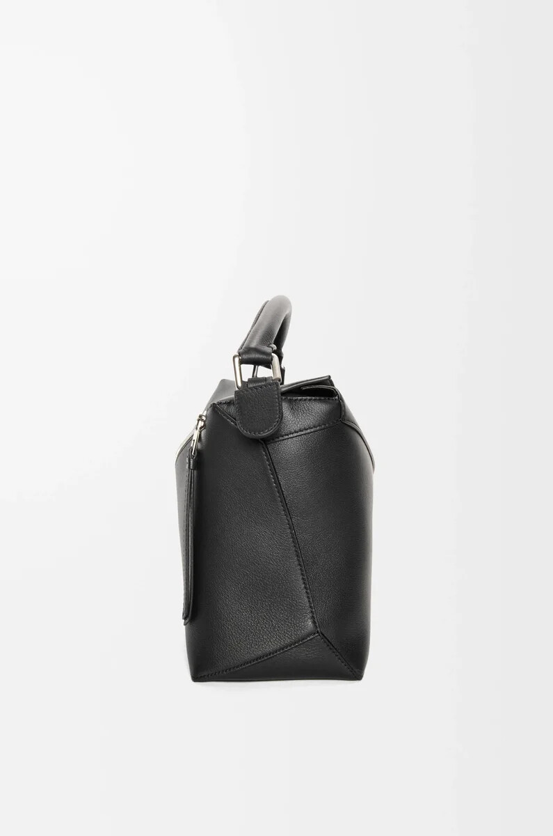 mittelgroße puzzle edge tasche aus klassischem kalbsleder schwarz