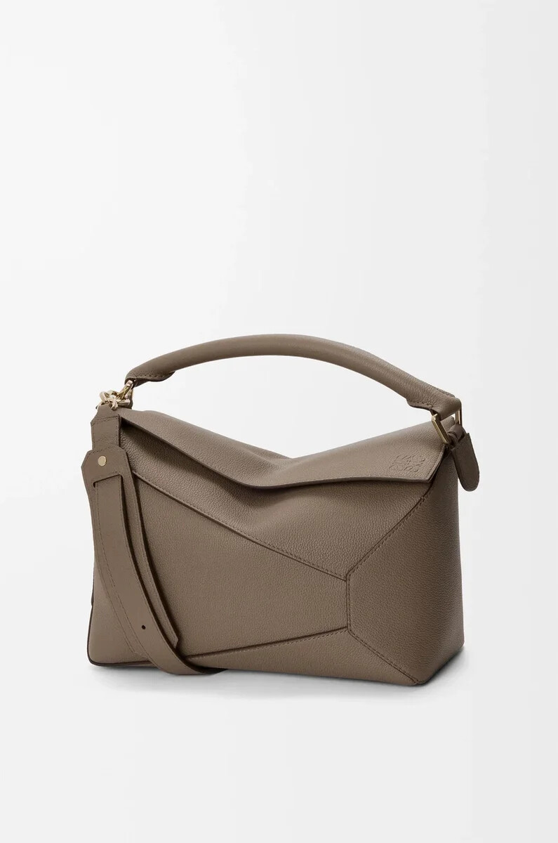 mittelgroße puzzle edge tasche aus weichem genarbtem kalbsleder in taupe
