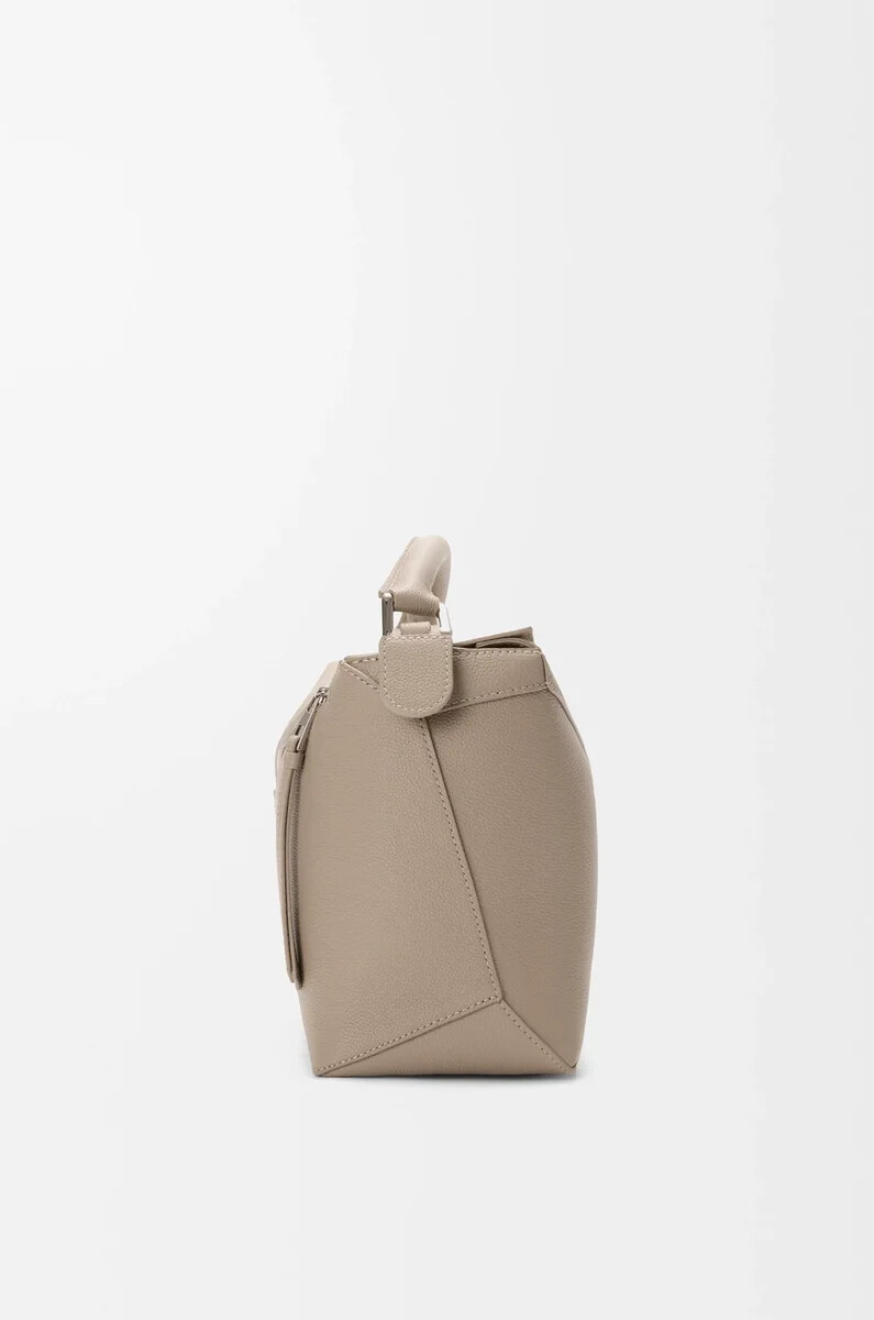 mittelgroße puzzle edge tasche aus weichem genarbtem kalbsleder farbe clay