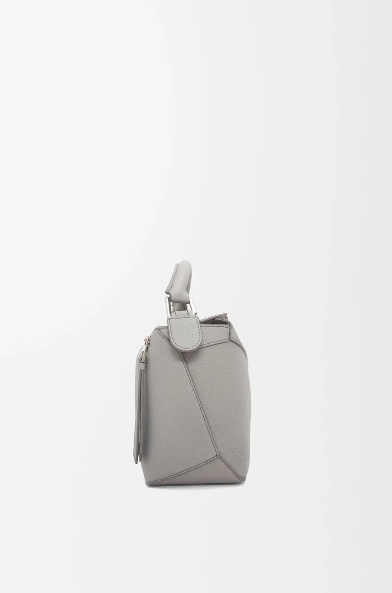 kleine puzzle edge tasche aus weichem genarbtem kalbsleder in perlgrau