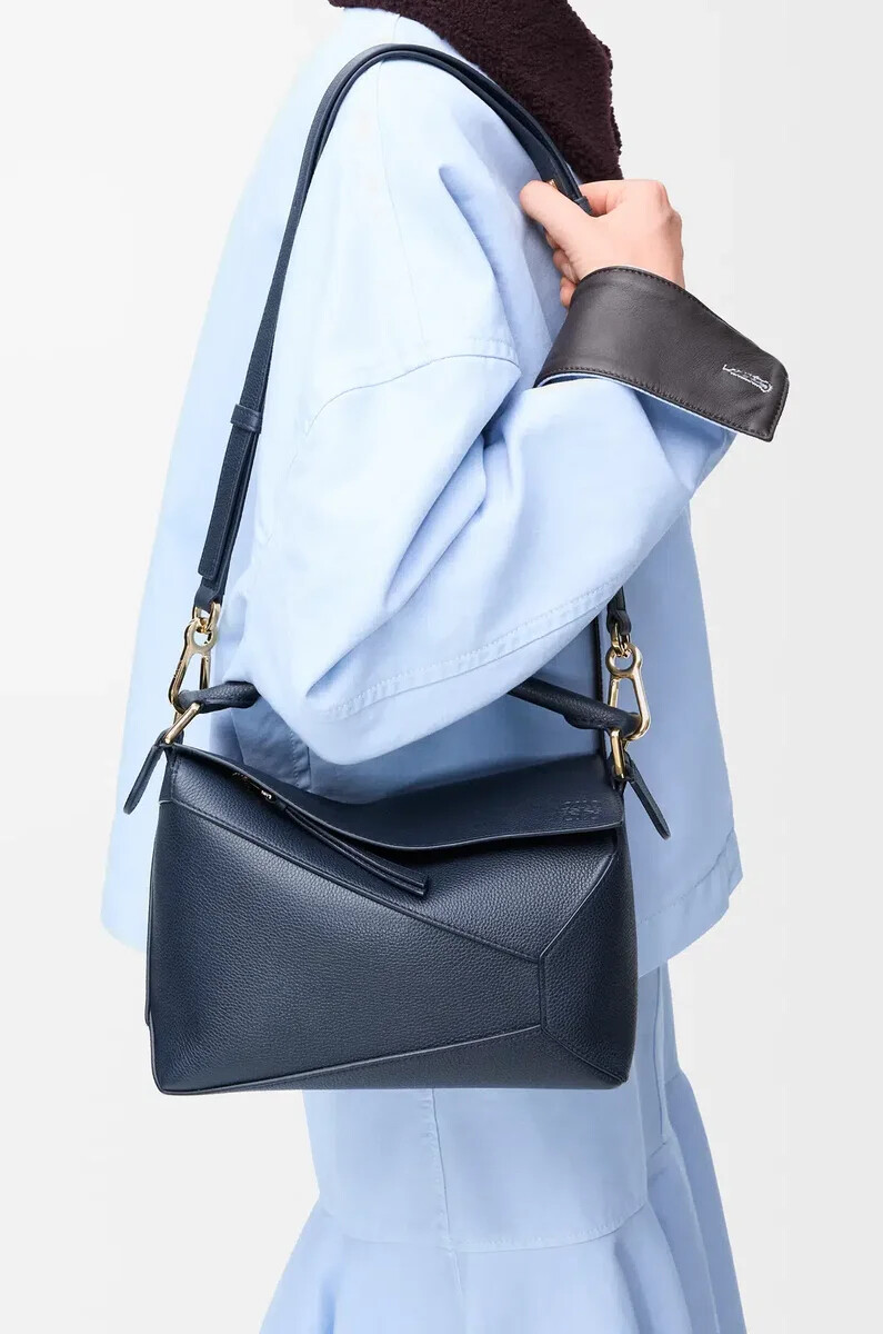 kleine puzzle edge tasche aus weichem genarbtem kalbsleder in dunkelblau