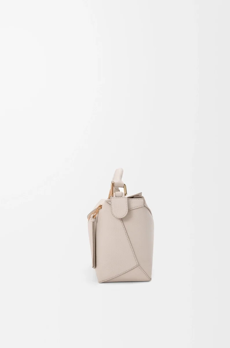 kleine puzzle edge tasche aus weichem genarbtem kalbsleder in der farbe light ghost