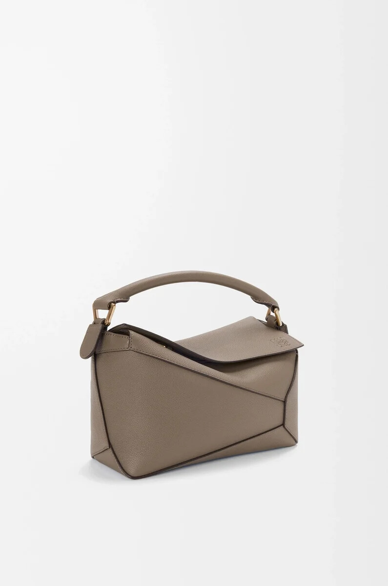kleine puzzle edge tasche aus weichem genarbtem kalbsleder in taupe
