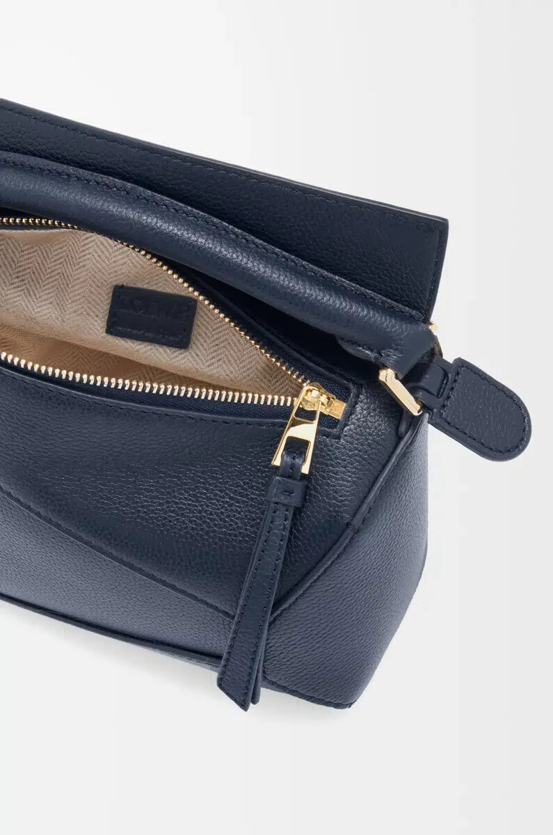 mini puzzle edge tasche aus weichem genarbtem kalbsleder in dunkelblau