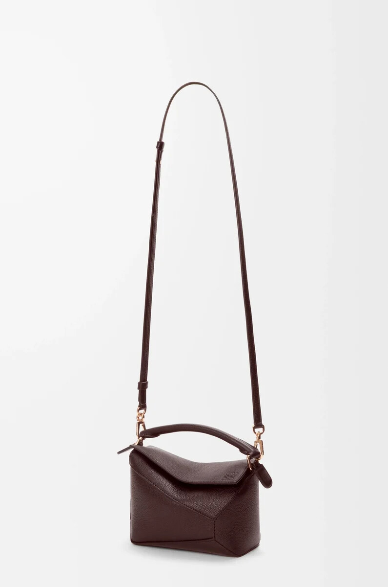 mini puzzle edge tasche aus weichem genarbtem kalbsleder in dunkelkastanie