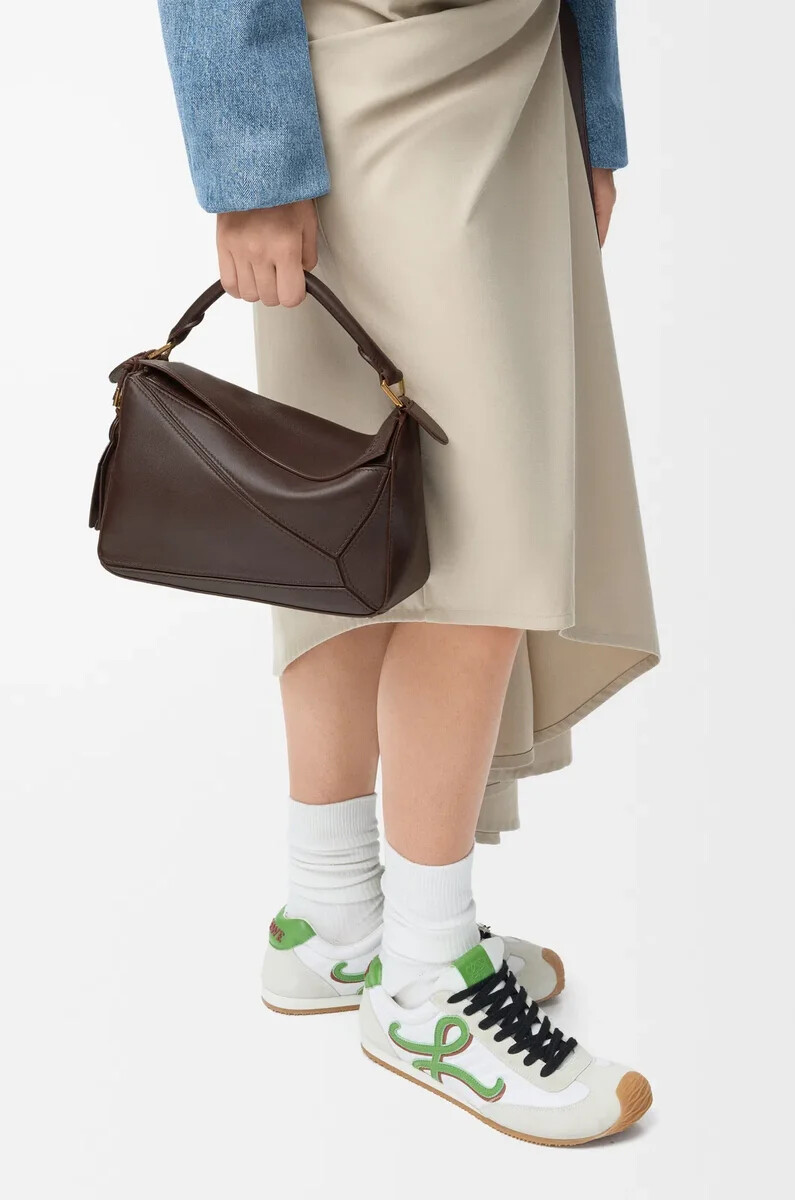 kleine federleichte puzzle-tasche aus nappa-lammleder in dunkelkastanie