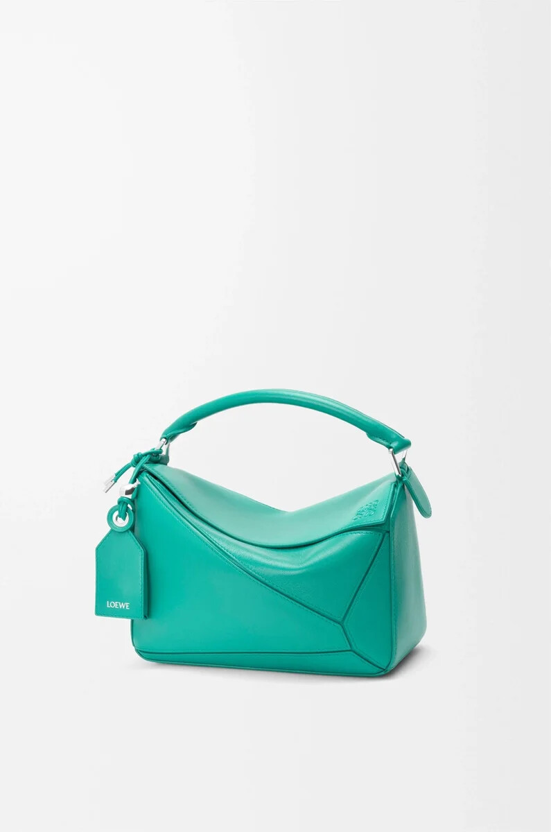 kleine federleichte puzzle-tasche aus nappa-lammleder in aquamarin