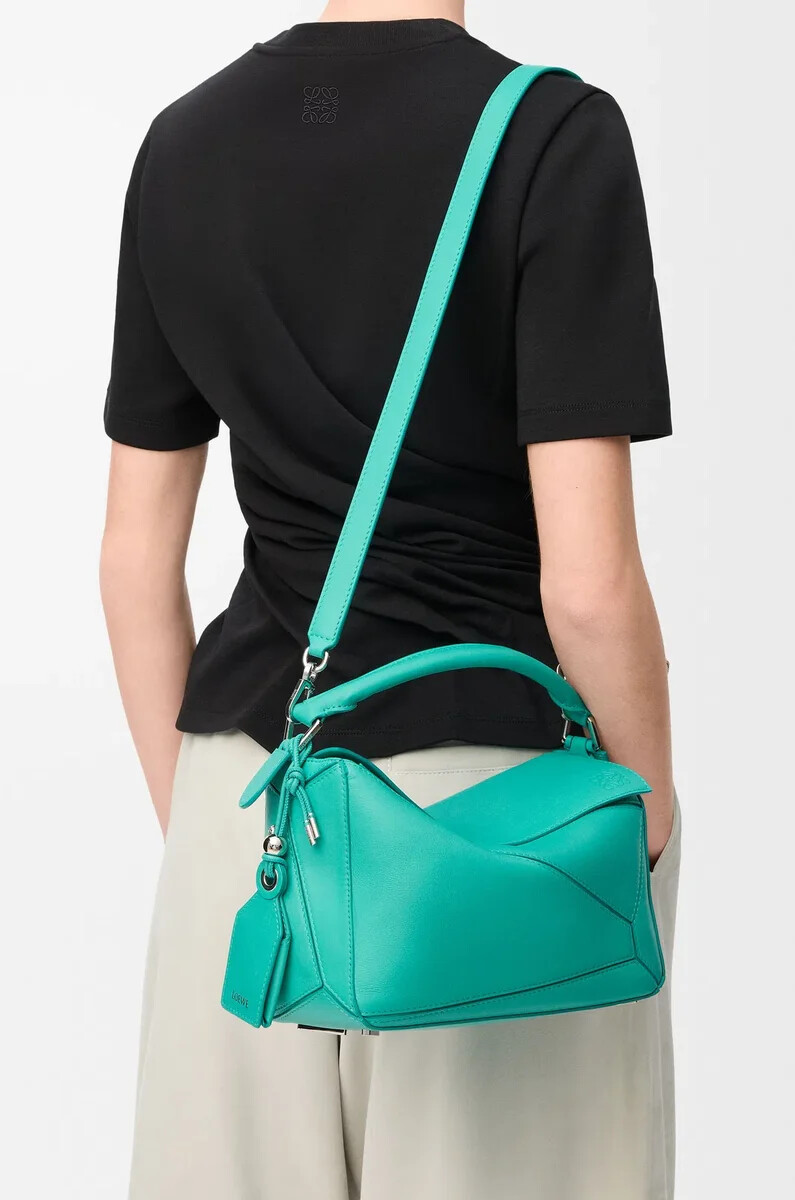 kleine federleichte puzzle-tasche aus nappa-lammleder in aquamarin