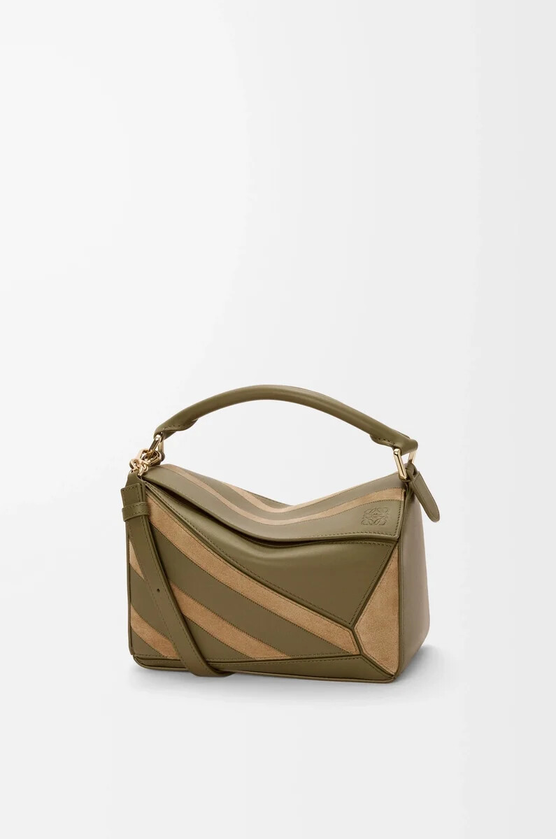 kleine puzzle-tasche aus klassischem kalbsleder und veloursleder in olivgold