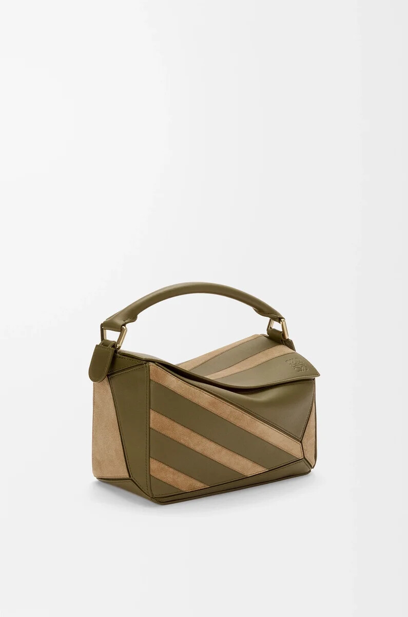 kleine puzzle-tasche aus klassischem kalbsleder und veloursleder in olivgold