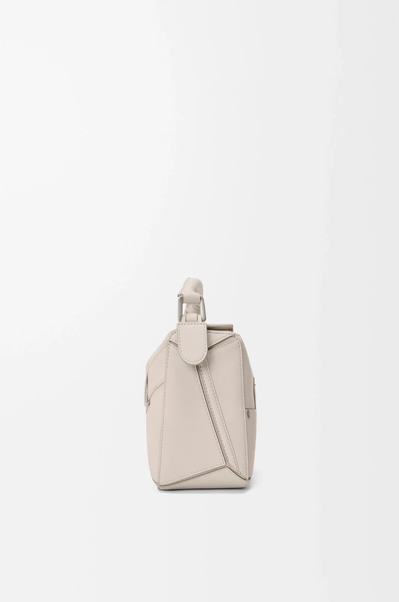 panta kleine puzzle-tasche aus glänzendem kalbsleder in der farbe light ghost