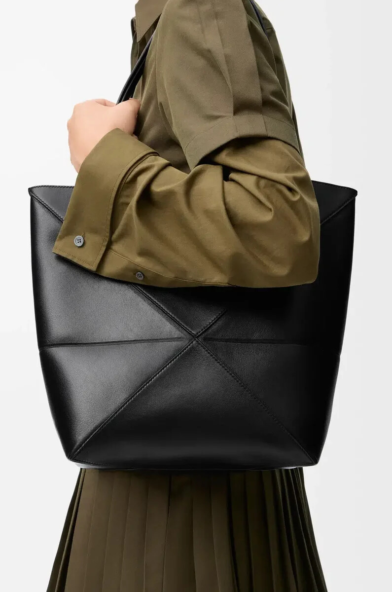 mittelgroße puzzle fold tote aus glänzendem kalbsleder schwarz