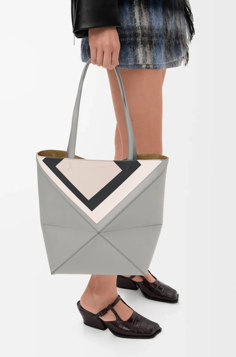 mittelgroße puzzle fold tote aus nappa-kalbsleder grauhellgrau