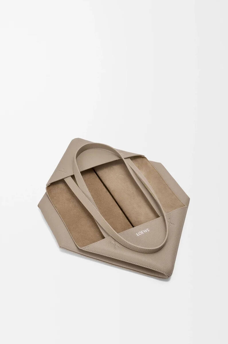 mittelgroße horizontale puzzle-falttasche aus weichem genarbtem kalbsleder farbe clay