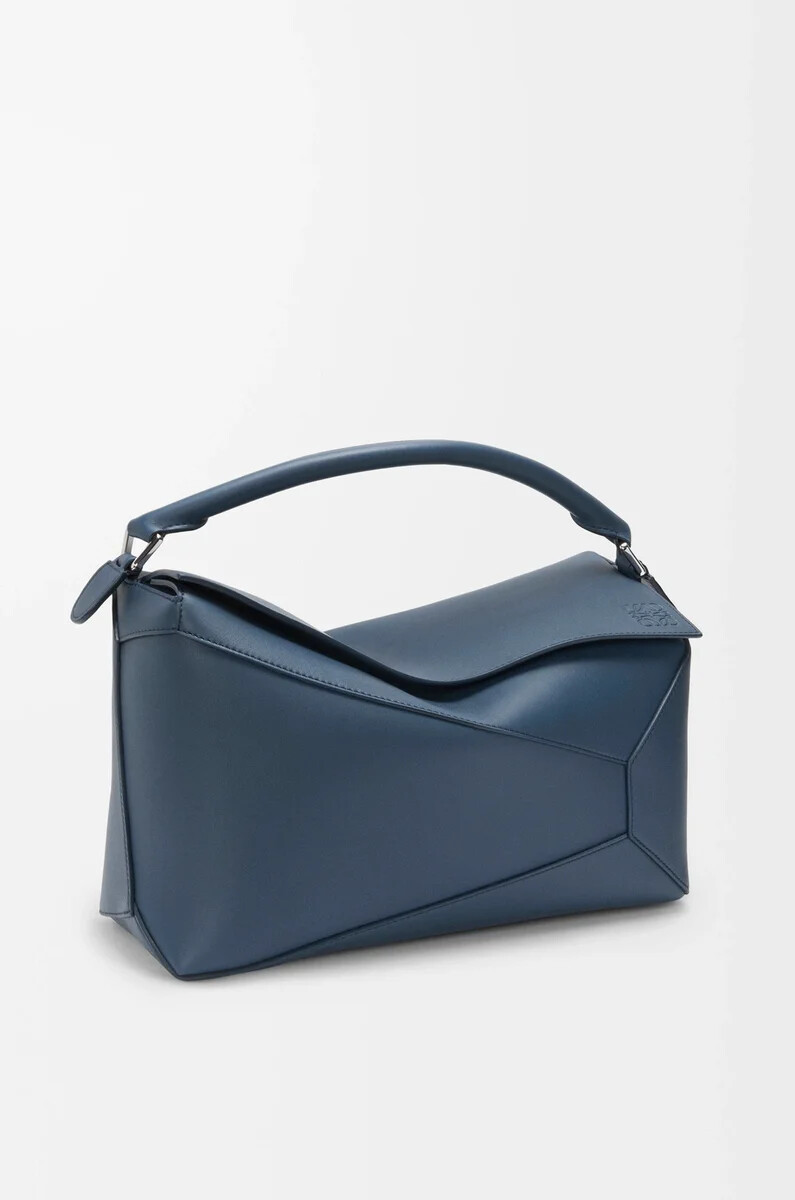 große puzzle edge tasche aus klassischem kalbsleder in indigo-farbe