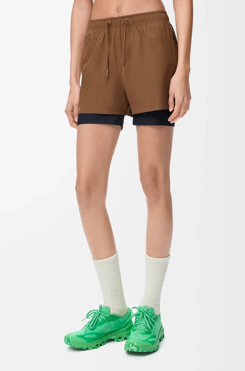 performance-shorts aus technischem shellmaterial toffee