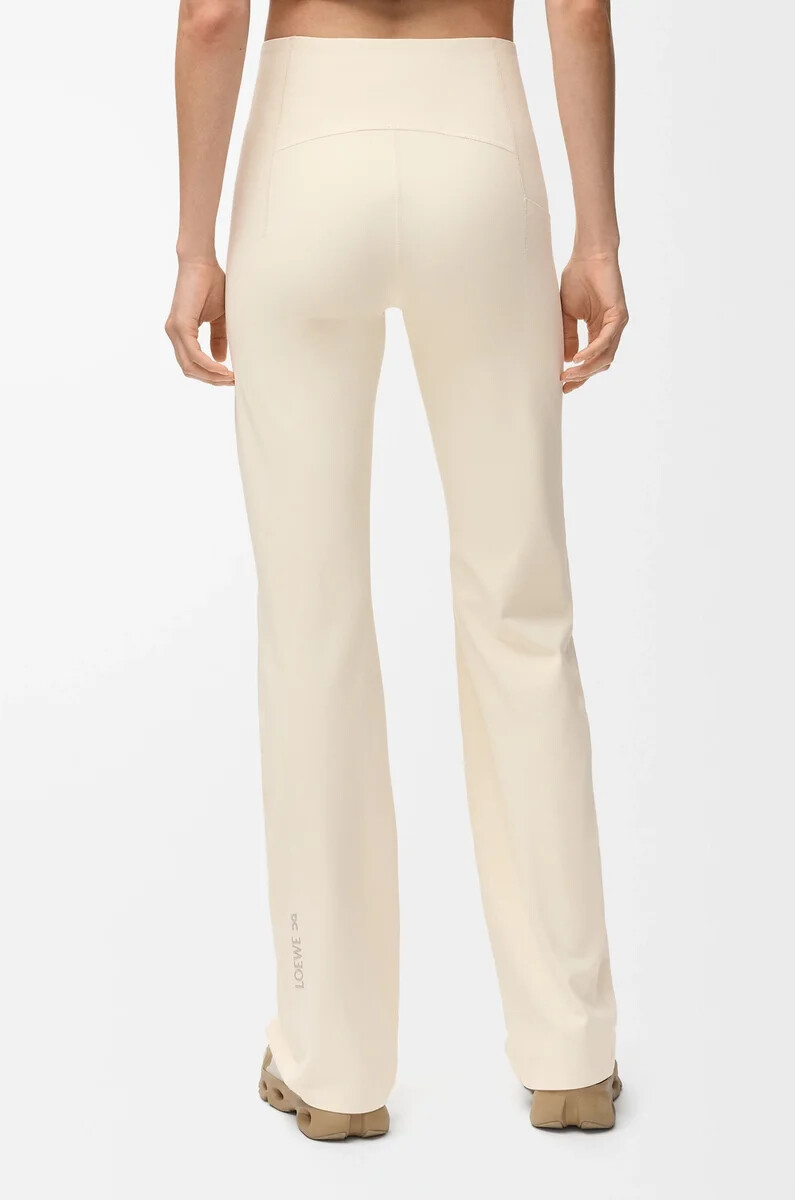 weiche bootcut-hose aus technischem jersey in elfenbein