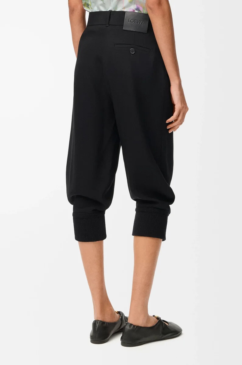schwarze shorts aus stretch-viskose-mischgewebe