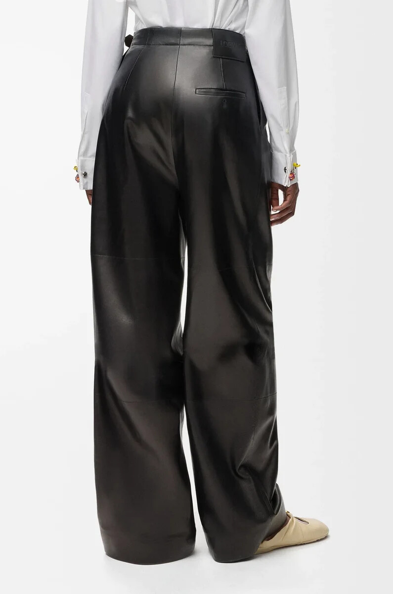 schwarze hose aus nappa-lammleder mit gürtel