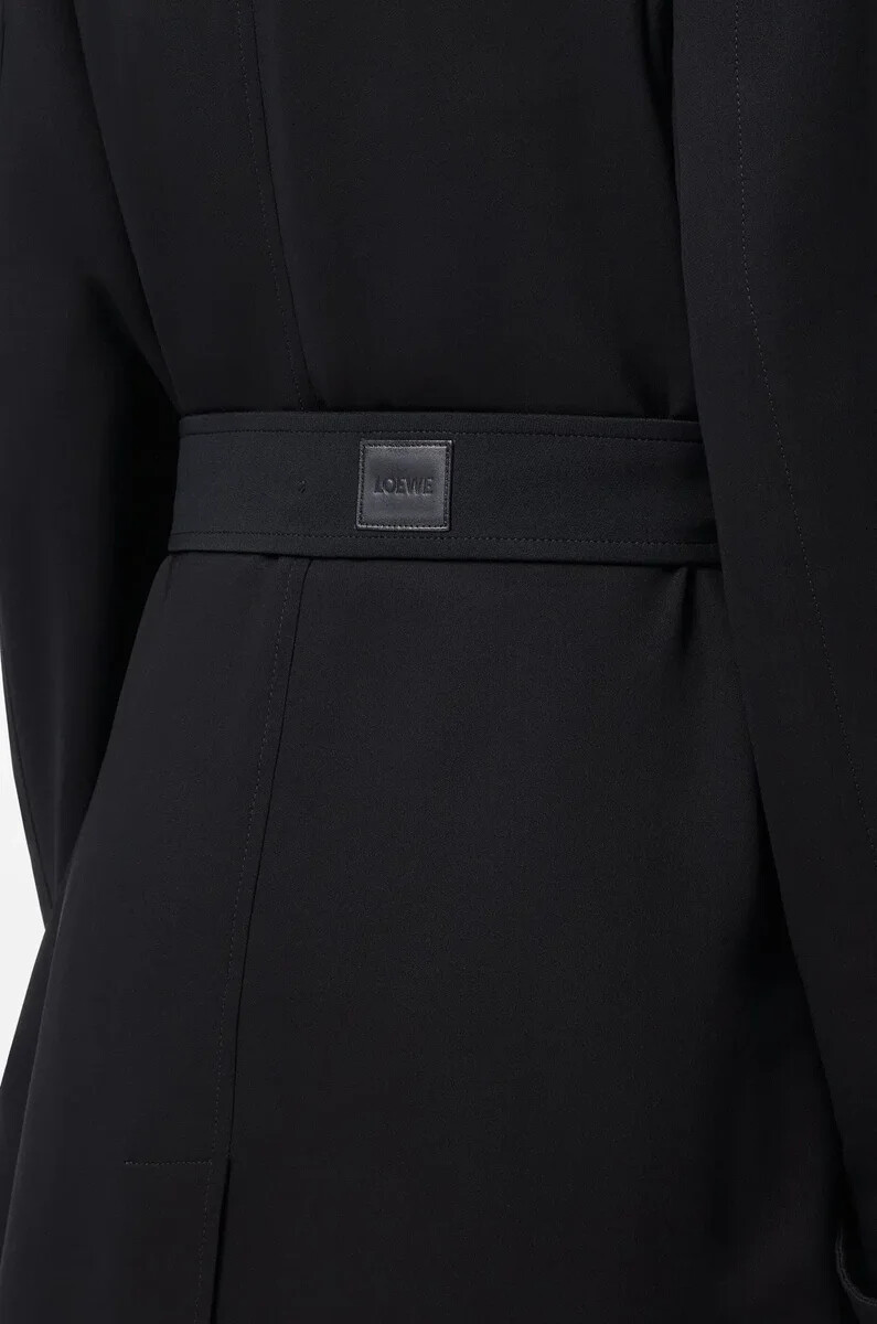 schwarzer trenchcoat aus stretch-viskose
