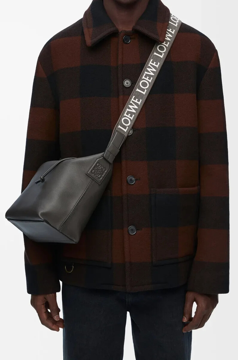 kleine cubi crossbody-tasche aus geschmeidigem glattem kalbsleder und jacquard-muster in dunkelgrau