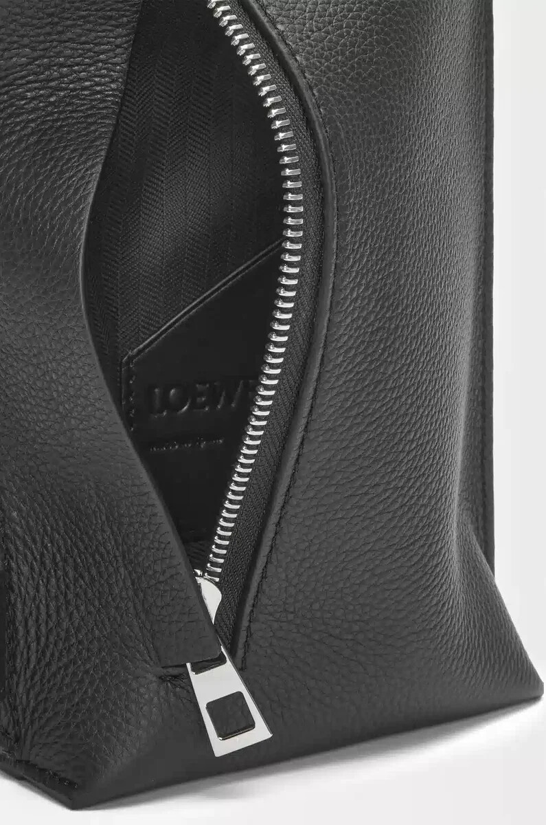 vertikale t-tasche aus weichem genarbtem kalbsleder in anthrazit